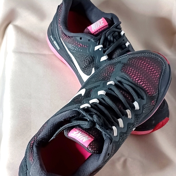 NIKE Dual Fusion 3.. Pink/Black Women's running shoe..Size 7.5 US #653594-003 - Picture 4 of 7